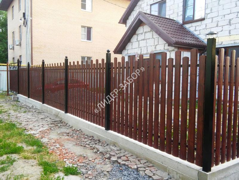 Цена Из металлического штакетника с фундаментом забор темно-коричневый в Москве Купить Из металлического штакетника с фундаментом забор темно-коричневый
